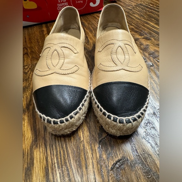 Chanel Interlocking CC logo leather Espadrilles - Picture 2 of 6